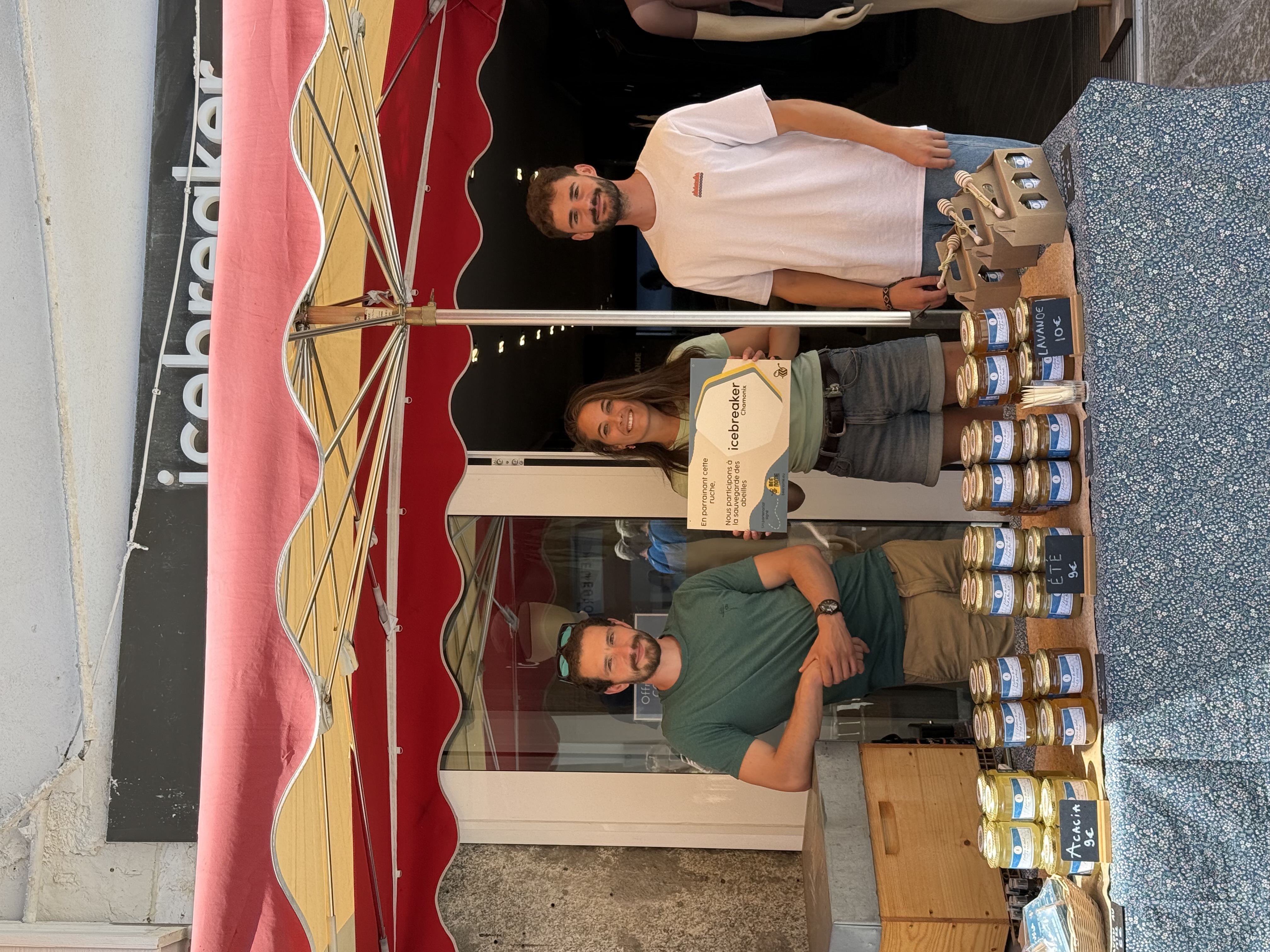 Stand Beenome devant la boutique Icebreaker à Chamonix, présentation des pots de miel